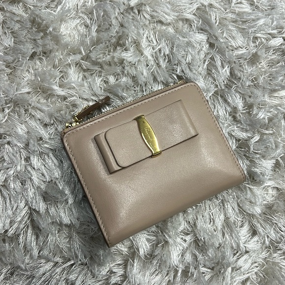 Authentic small Ferragamo wallet - Picture 1 of 8